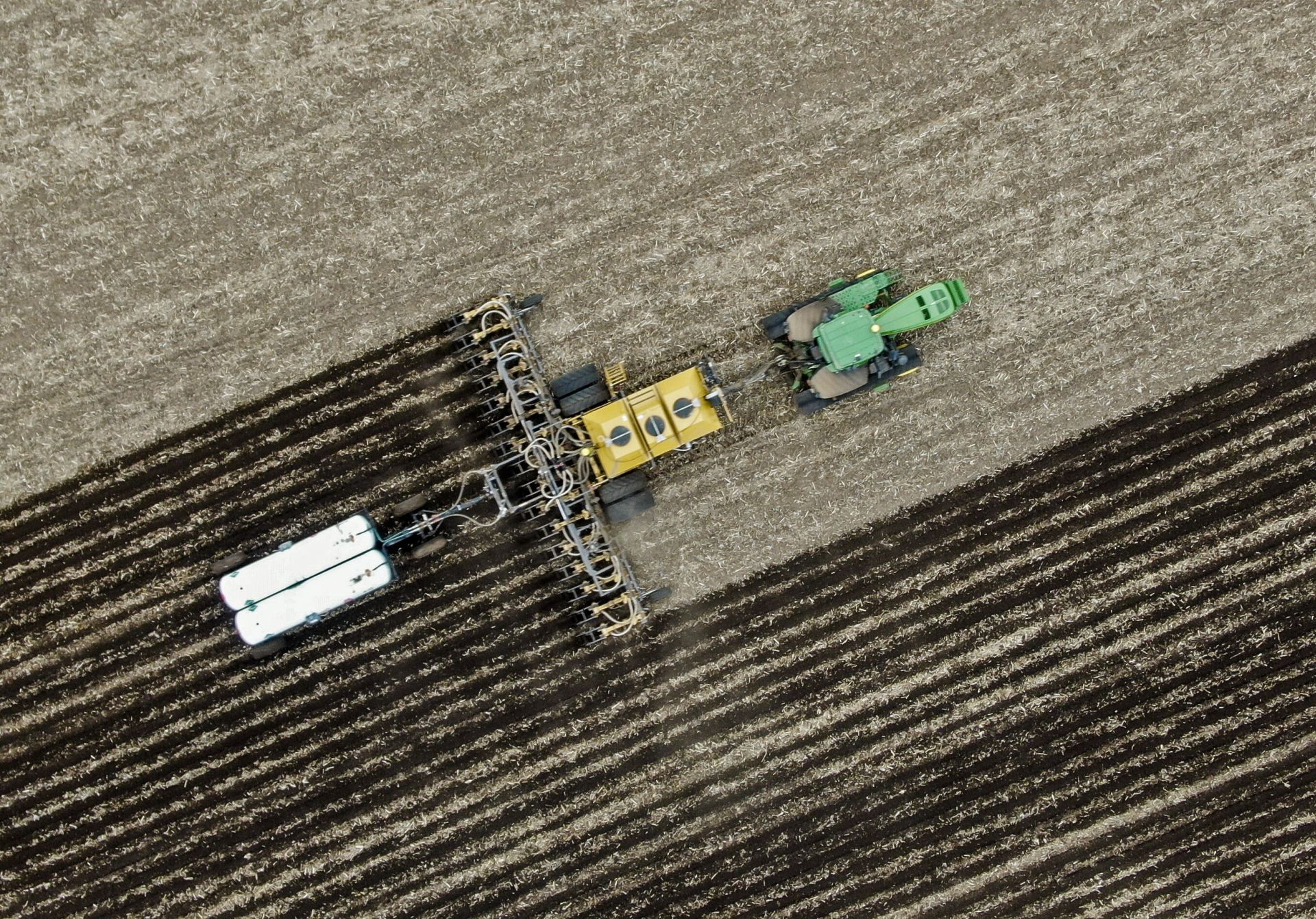 Fotografía realizada con un dron de un agricultor preparando el campo