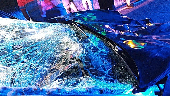 Así ha quedado el coche tras impactar contra una vaca en Extremadura