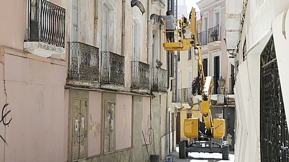 Colocan redes en la fachada del Conventual de San Juan en Badajoz para evitar desprendimientos