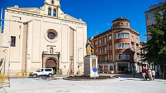 Finaliza la renovación de la plaza de Santo Domingo de Badajoz, que reabre parcialmente al tráfico