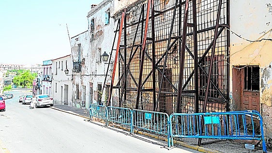 Una casa de Badajoz mantiene un andamio desde hace quince años por riesgo de ruina