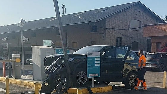 Aparatoso accidente dentro del aparcamiento de Renfe en Mérida al perder el control de su vehículo
