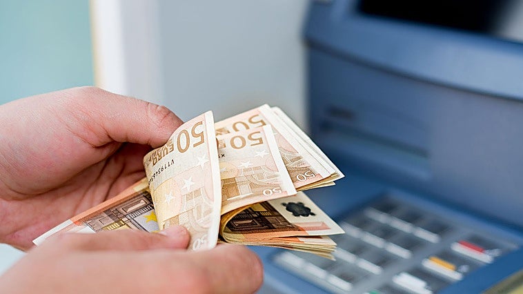 Una extremeña encuentra 700 euros junto a un cajero en Chipiona y los entrega en el banco