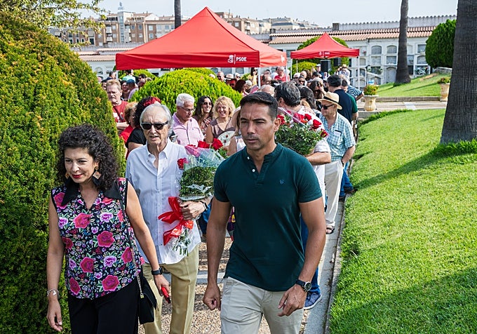 Silvia González y Manuel Borrego, en un momento de la ofrenda floral a los políticos Pedro Rubio, Sinforiano Madroñero y Eladio López Alegría, caídos en agosto del 36.