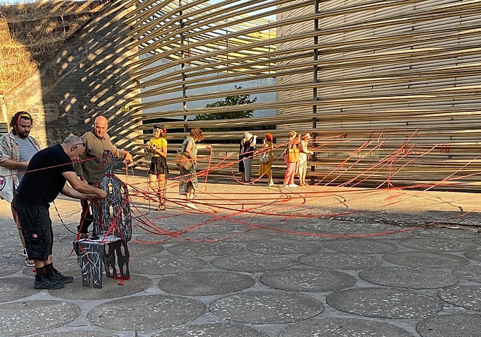 Performance de Dómix Garrido Abenza en la explanada del Palacio de Congresos.