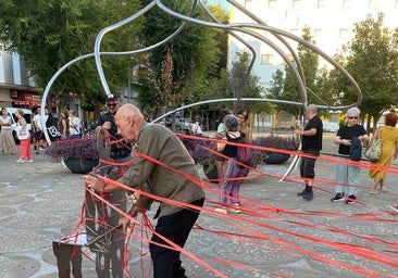 Cintas rojas y golpes metálicos para recordar los fusilamientos de Yagüe en Badajoz