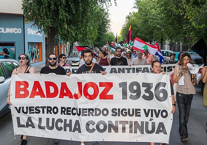 Manifestación convocada por 'Agosto antifascista' en recuerdo de la matanza de Badajoz en 1936.