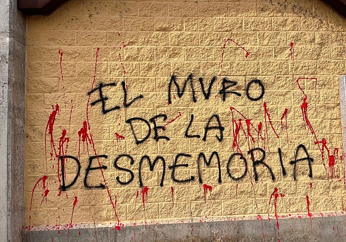 Las tapias del cementerio amarecieron llenas de pintadas.