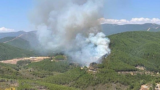 La UME se suma a los trabajos en el incendio en Las Hurdes que ha obligado a evacuar a 300 vecinos de cinco alquerías