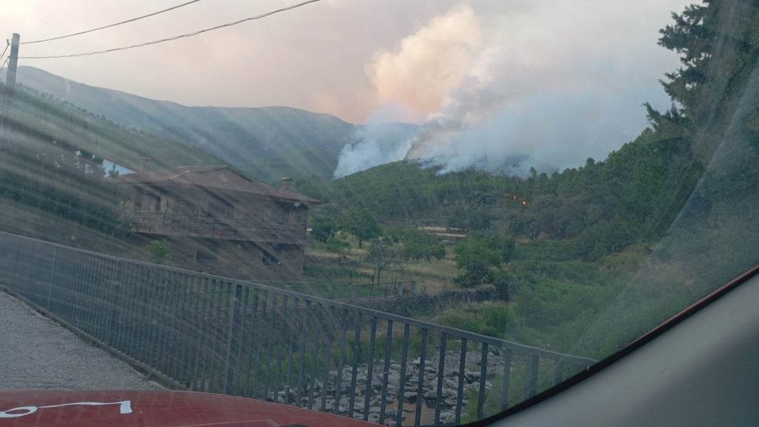 Así se ve el incendio declarado este martes en Pinofranqueado