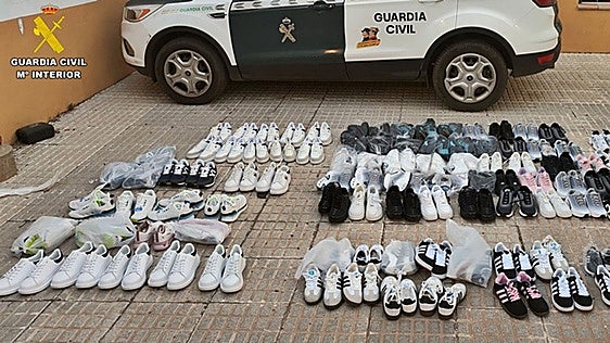 La Guardia Civil interviene 111 pares de zapatillas falsas en Almendralejo