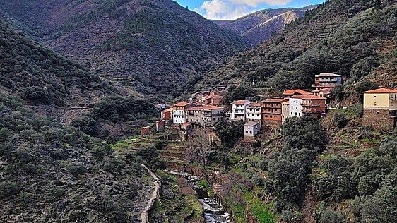 El pueblo extremeño que esconde un volcán, una cascada y el valle más estrecho de Europa Occidental