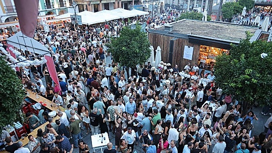Miles de personas toman el centro en el primer día grande de la Feria 2026