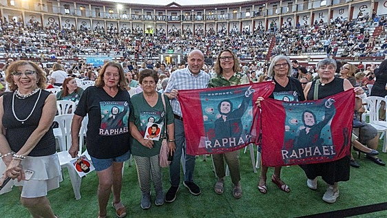 El concierto de Raphael en Cáceres, en imágenes