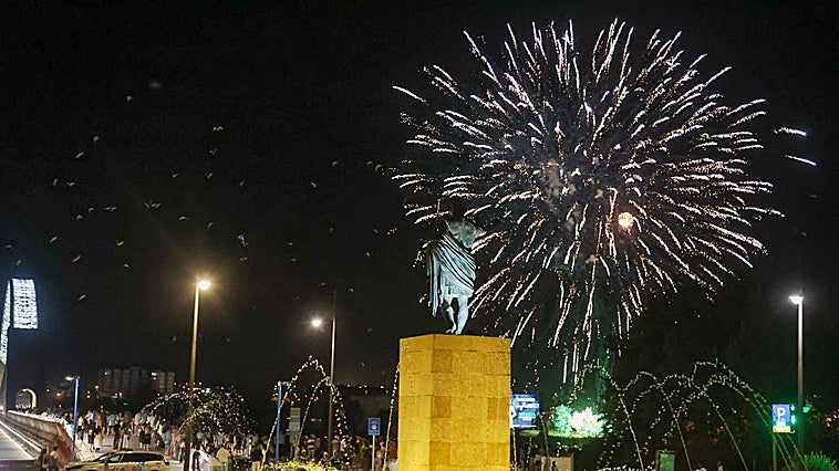 Miles de emeritenses contemplan la colección de fuegos artificiales que pone fin a la Feria 2026