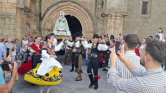 La Virgen de Guadalupe del Vaquero recorre Cáceres con un itinerario ampliado