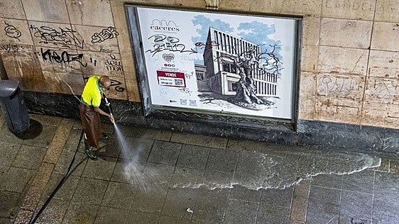 La nueva campaña de baldeo de calles llega a 15 barrios de Cáceres hasta octubre