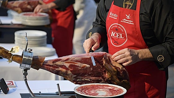El concurso de cortadores de jamón en la Plaza Alta, en imágenes