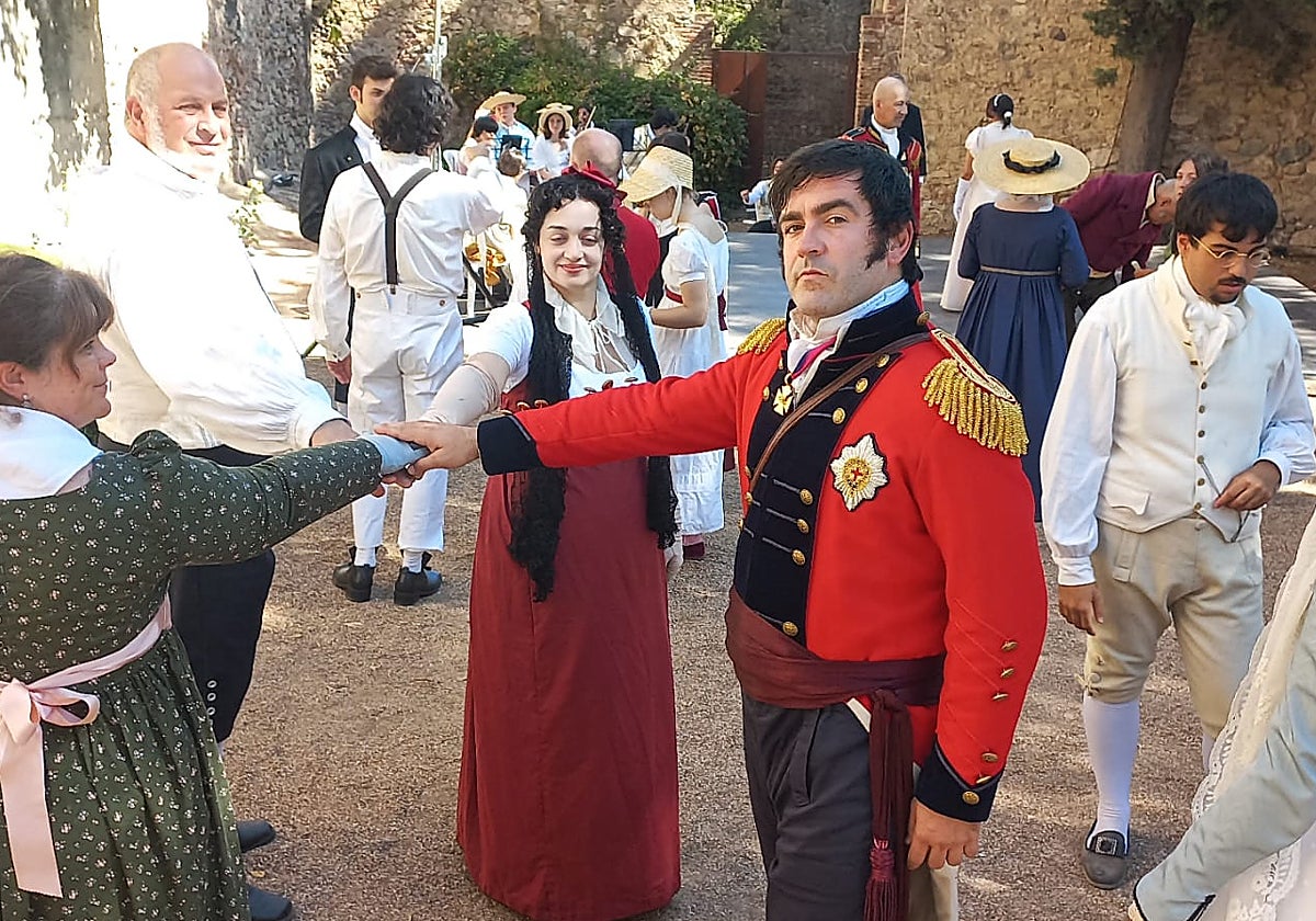 Recreadores participantes en los bailes de época que se escenifican este sábado en los jardines de La Galera.