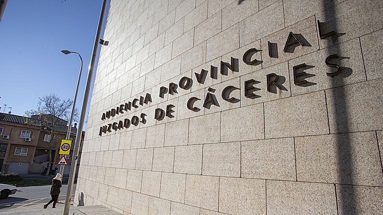 Condenada a seis años de cárcel por suministrar cocaína y fármacos a dos menores