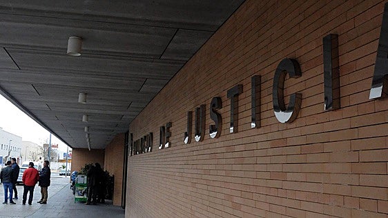 Condenada a año y nueve meses por estafar a dos vecinas de Almendralejo con la venta de muebles falsos por Internet