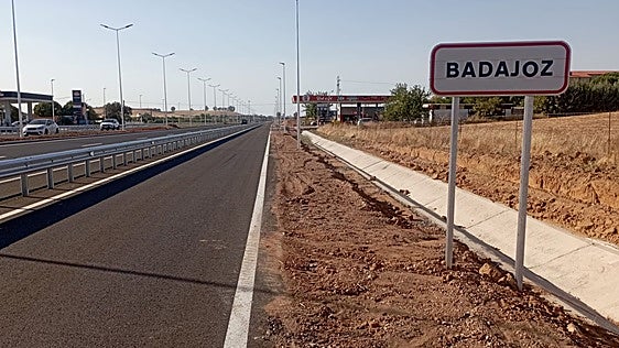 Un error de la obra de la carretera de Sevilla señaliza la entrada a Badajoz a dos kilómetros del punto correcto
