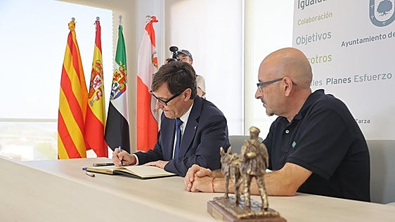 La visita de Illa a Extremadura por la Diada de Cataluña, en imágenes
