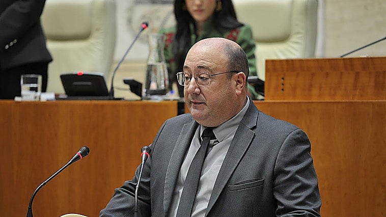 La oposición critica que el consejero de Agricultura delegara en otro de Castilla y León en una reunión