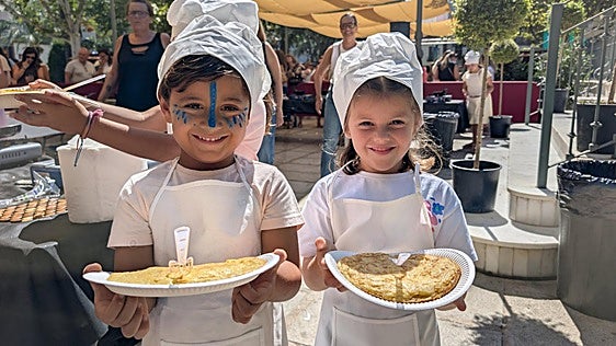 Niños y mayores disfrutan en la cuna de la tortilla de patatas en Villanueva de la Serena