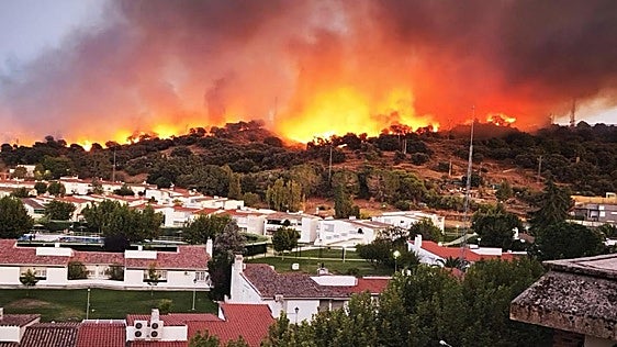 Nuevo incendio en los cerros de Navalmoral, próximo a viviendas