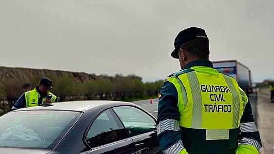 La Guardia Civil intercepta a un conductor en la A-66 con medio kilo de hachís y dinero fraccionado