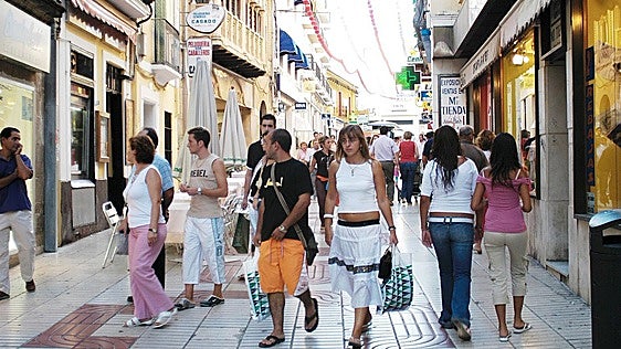 Los comercios del centro de Mérida abren este viernes entre las 21 horas y la medianoche