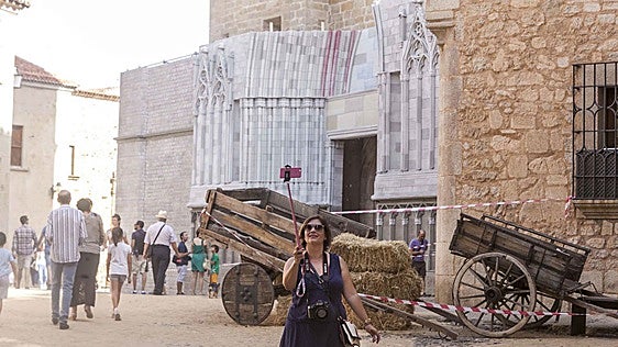 Catas de queso y aceite y visitas guiadas de rodajes brillan en la celebración del Día del Turismo en Cáceres