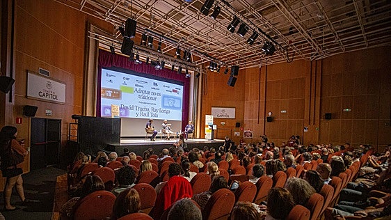 El público llena el teatro Capitol en el primer acto del festival 'Escribidores' de Cáceres
