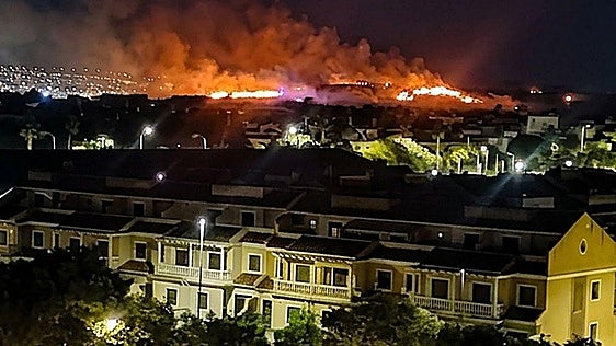 Arden 15 hectáreas de pastos entre Las Vaguadas y la barriada de Llera en Badajoz