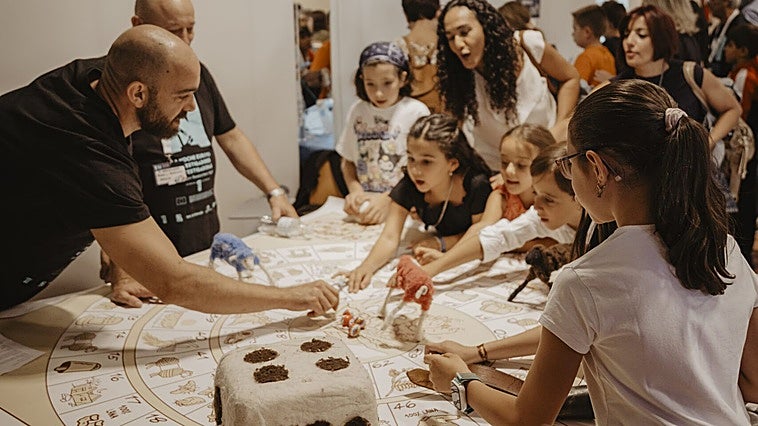 El centro universitario de Mérida disfruta con talleres y juegos en la Noche Europea de los Investigadores
