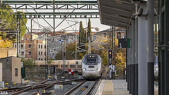 Adif invierte 3,3 millones de euros para blindar la seguridad de nueve pasos a nivel en Badajoz