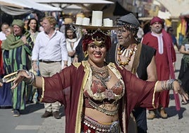 La bailarina Paula Yunis en el pasacalles de la inauguración.