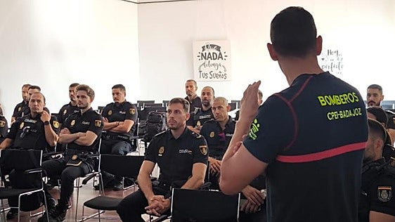 Los bomberos del CPEI-Badajoz instruyen a la Policía Nacional en la intervención de incendios