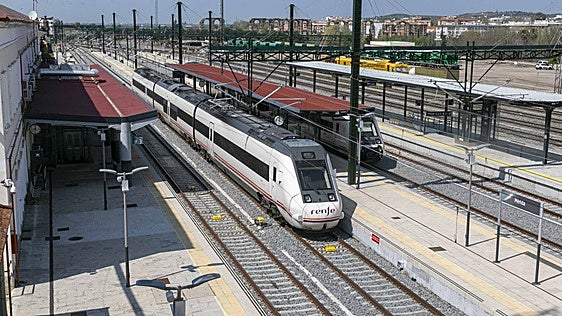 La Junta de Extremadura alerta de las incidencias que causa el paso de trenes de mercancías por la región