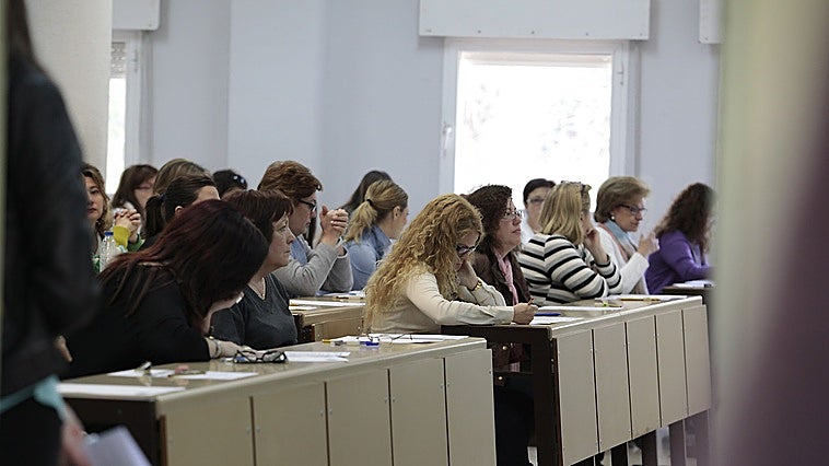 La Junta activa las bolsas de auxiliares de Enfermería y cocineros por «necesidad urgente»