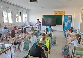 Una docente imparte clase en un centro de la región.