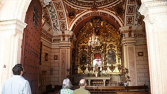 La apertura de la capilla estos días está atrayendo a vecinos y turistas.