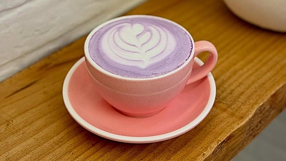 Ni café ni matcha: qué es el 'ube latte', la bebida morada que se ha vuelto viral