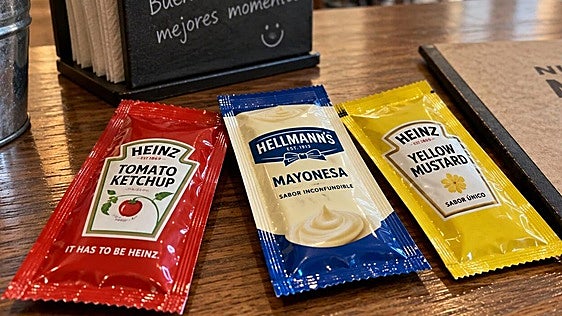 La nueva norma europea: adiós a los sobres de ketchup, mayonesa y mostaza en los bares y restaurantes de España