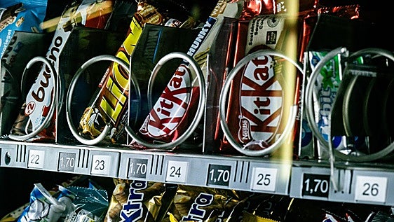 El fin del 'vending' de ultraprocesados en los hospitales: el ultimátum de la OCU a Consumo
