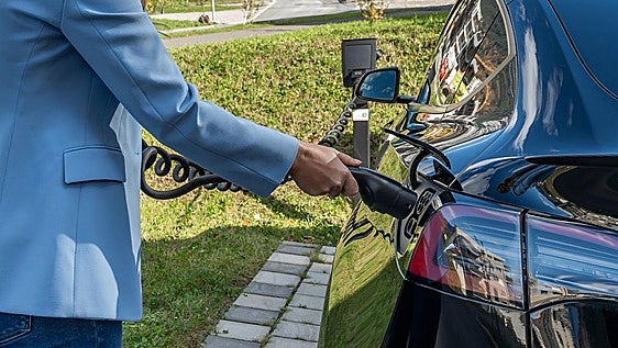 «Ninguna norma prohíbe aparcar un coche eléctrico en un aparcamiento», advierten los expertos