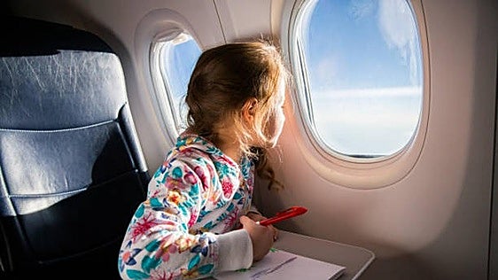 Es oficial: los menores de 14 años podrán sentarse junto a sus padres en el avión sin pagar más