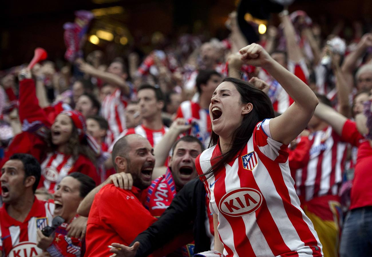 Sábado, 24 de mayo. Seguidores del Atlético de Madrid celebran el gol del equipo mientras ven el partido en una pantalla gigante del estadio Vicente Calderón . AFP PHOTO / DANI POZO