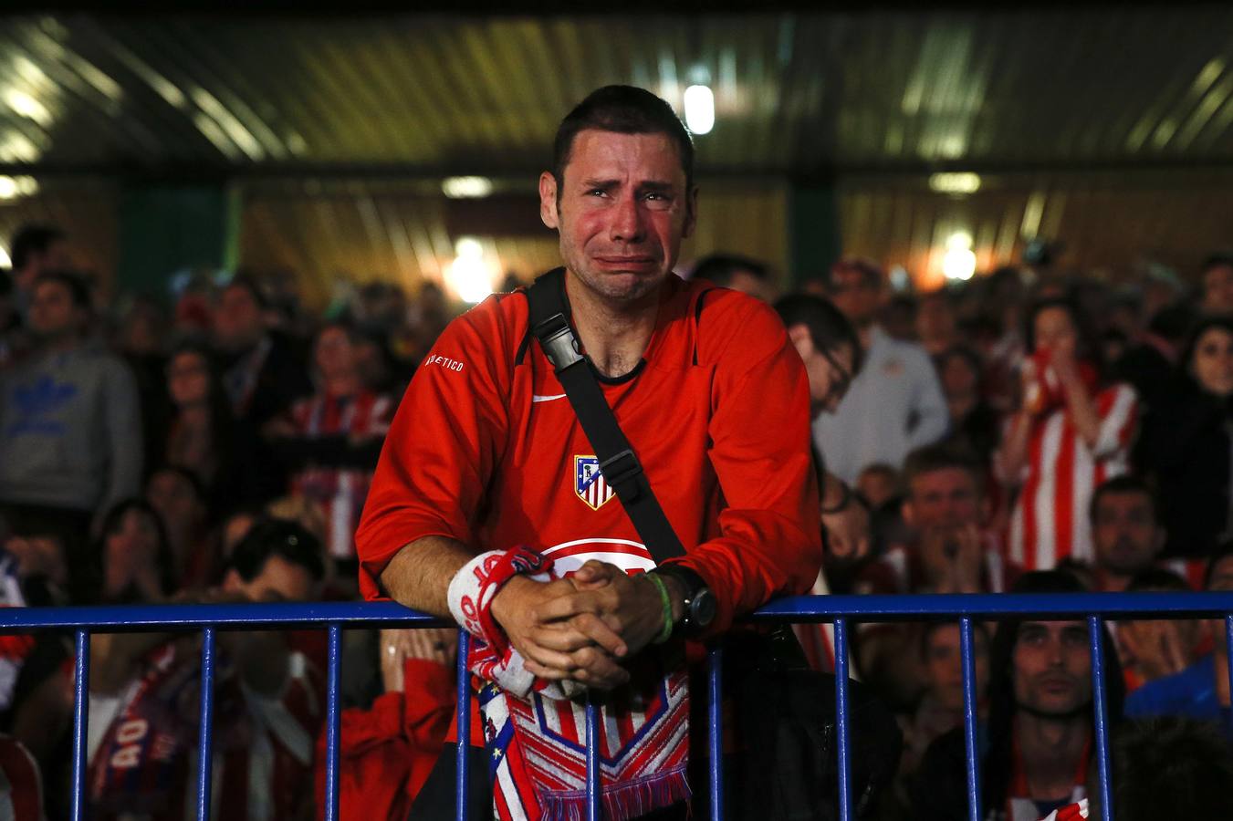 Sábado, 24 de mayo. Un seguidor del Atlético de Madrid reacciona tras el gol marcado por Sergio Ramos en el tiempo de descuento de la segunda parte. REUTERS / Andrea Comas